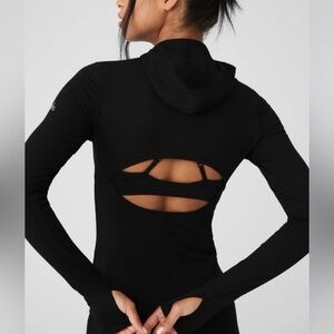 Alo Yoga - Alosoft Core Hooded Runner in size Small/ Black